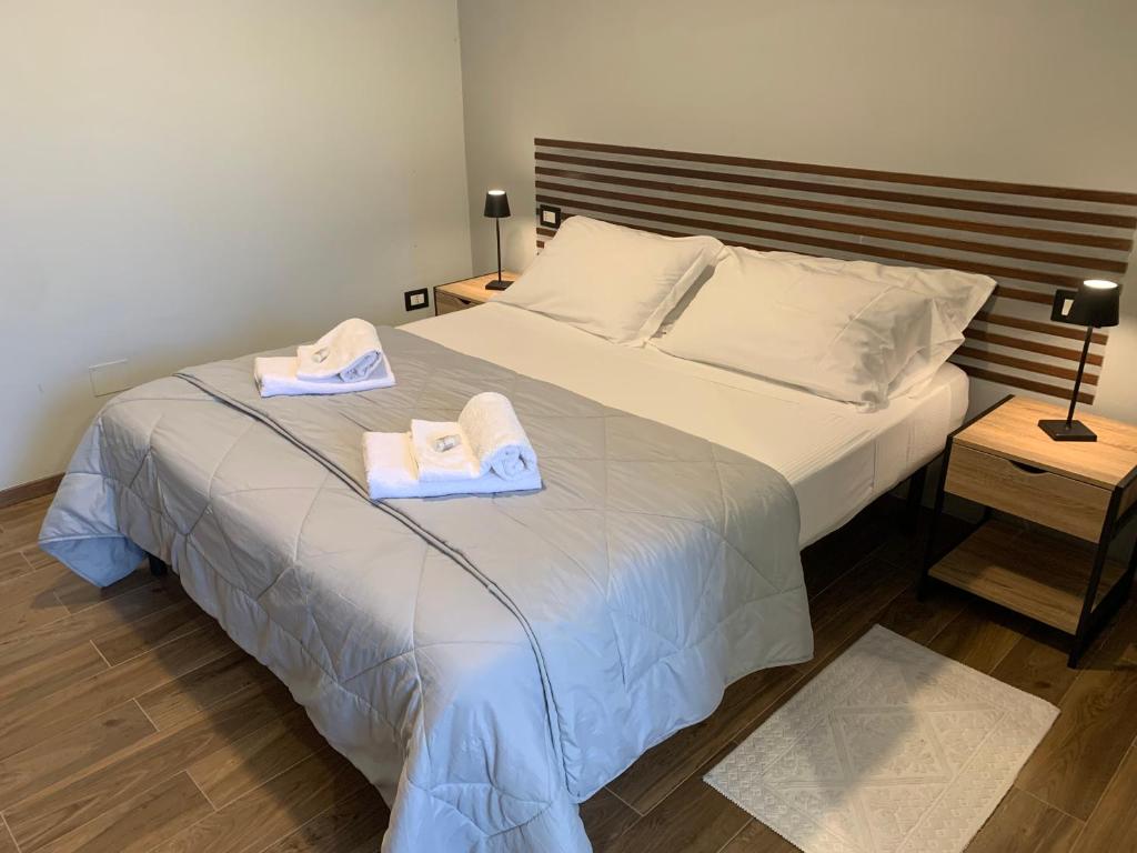 une chambre avec un lit avec deux serviettes dessus dans l'établissement B&B Tanda Rooms Olbia, à Olbia