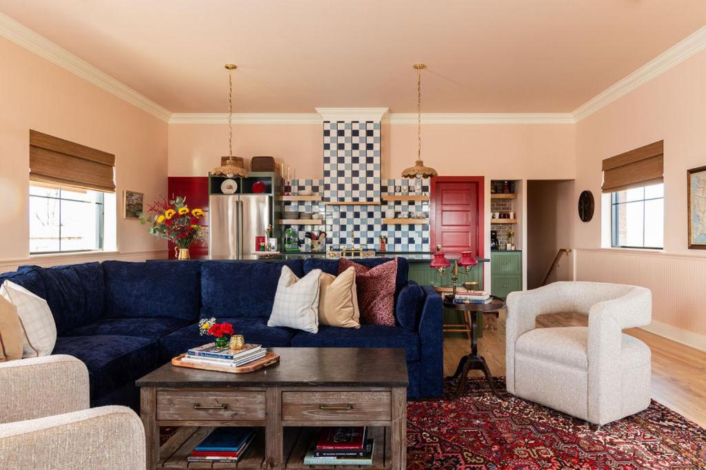 un salon avec un canapé bleu et une chaise dans l'établissement Cozy Holiday Retreat The Schoolhouse 5 Bed, à Guthrie