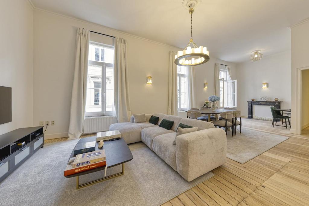 una sala de estar con un sofá y una mesa en Apartment in the hyper-center, en Bruselas