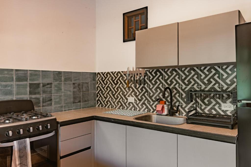 Kuchyň nebo kuchyňský kout v ubytování Susi's Suites