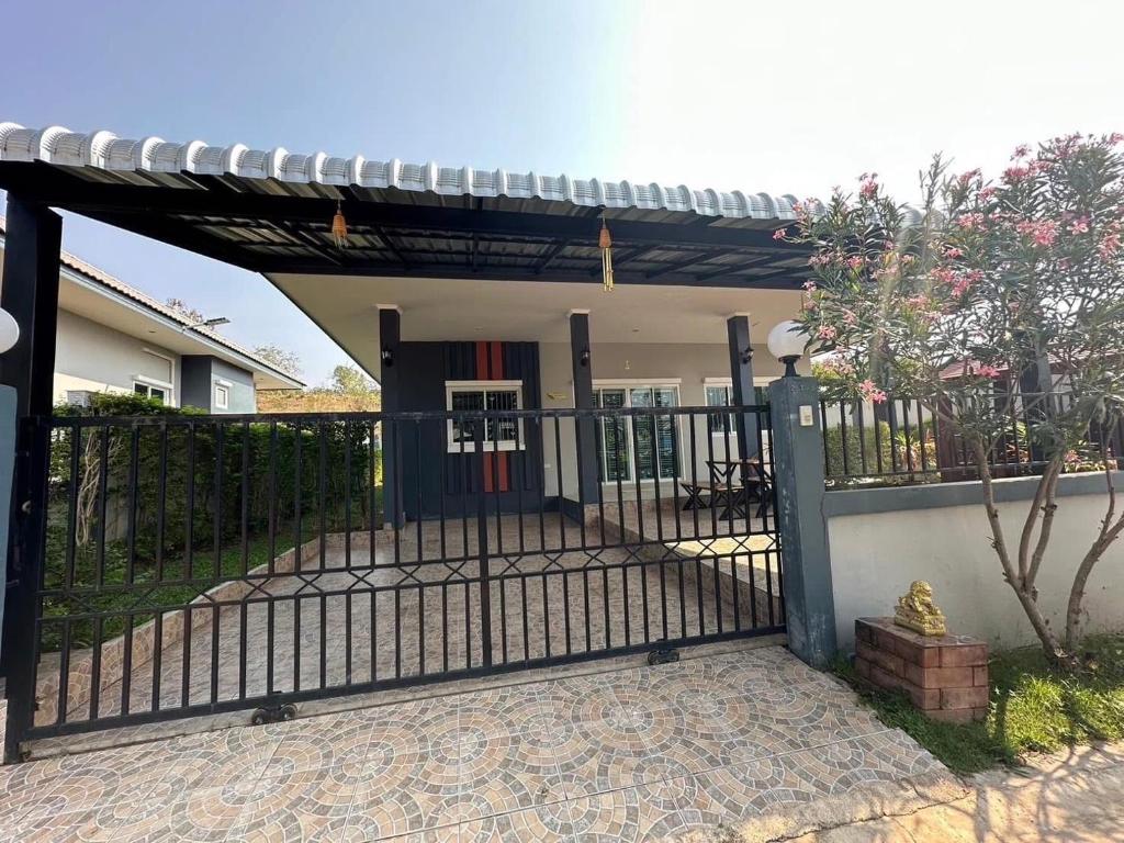 Το κτήριο όπου στεγάζεται  η παραθεριστική κατοικία