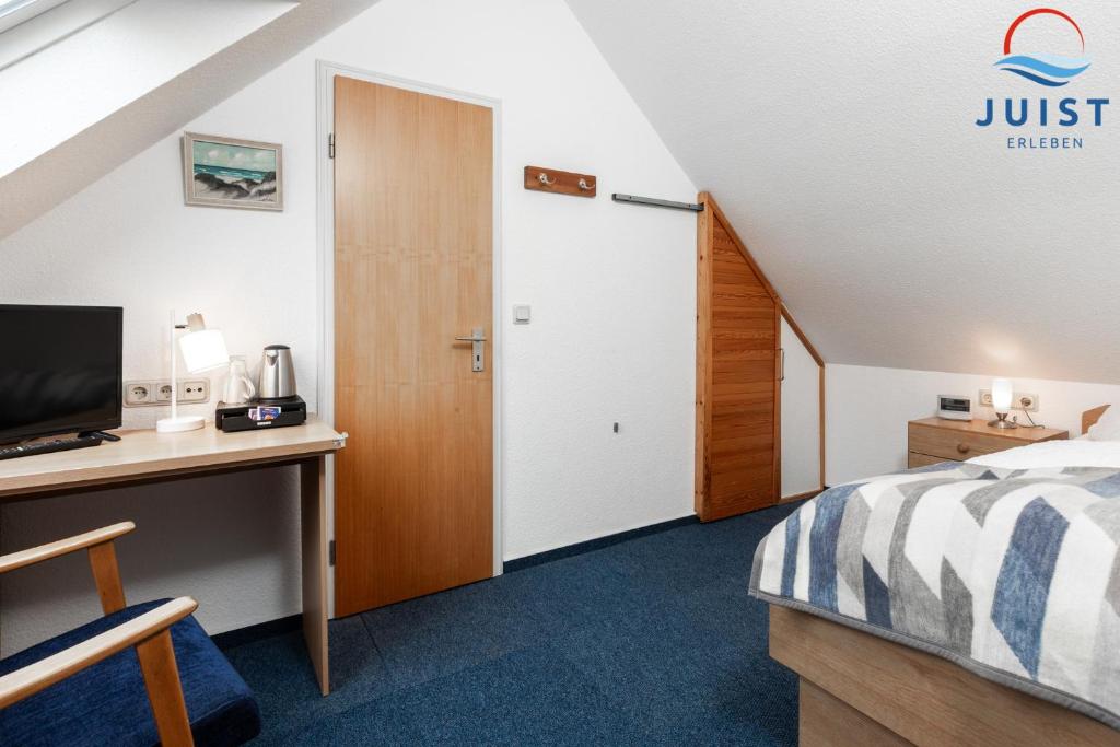 เตียงในห้องที่ Töwerland Zimmer 8