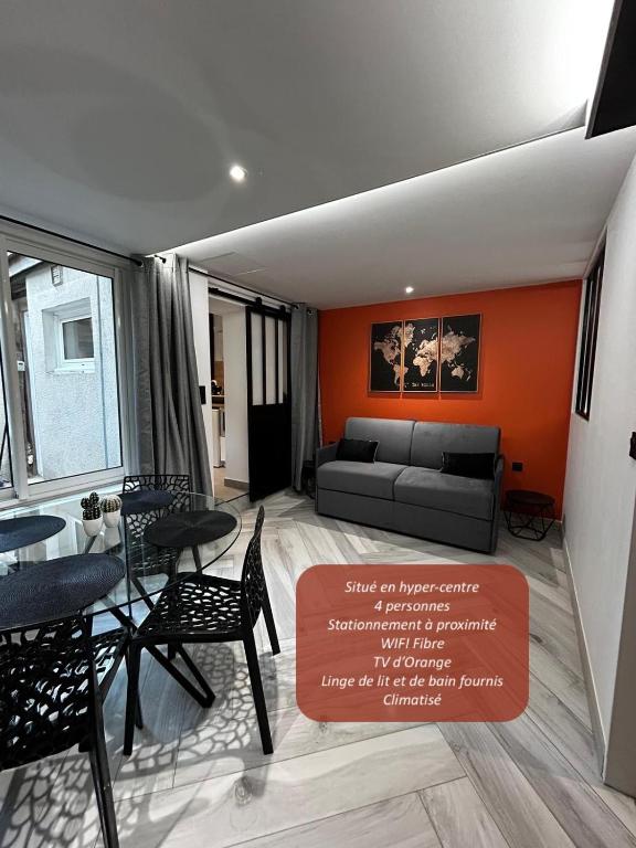 un salon avec un canapé, une table et des chaises dans l'établissement L'Orfèvrerie, à Bourges