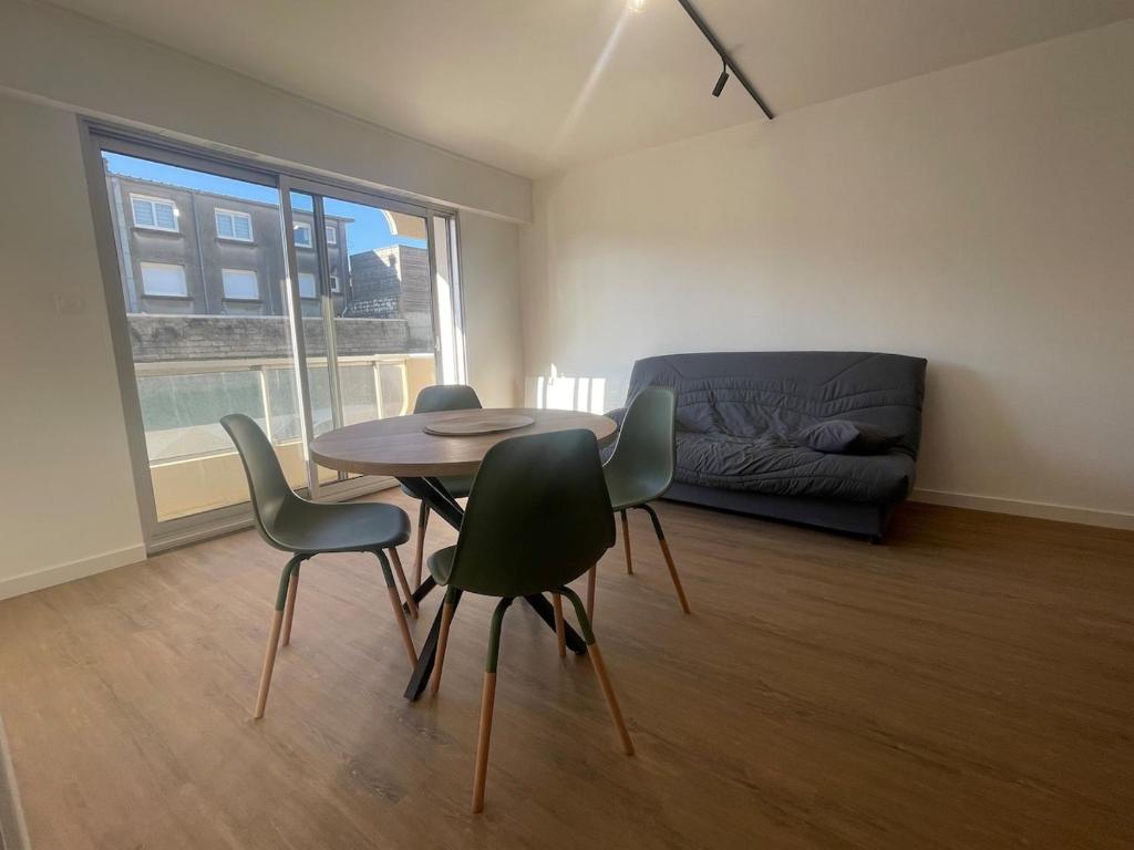Posezení v ubytování appartement cosy à 100m de la mer !