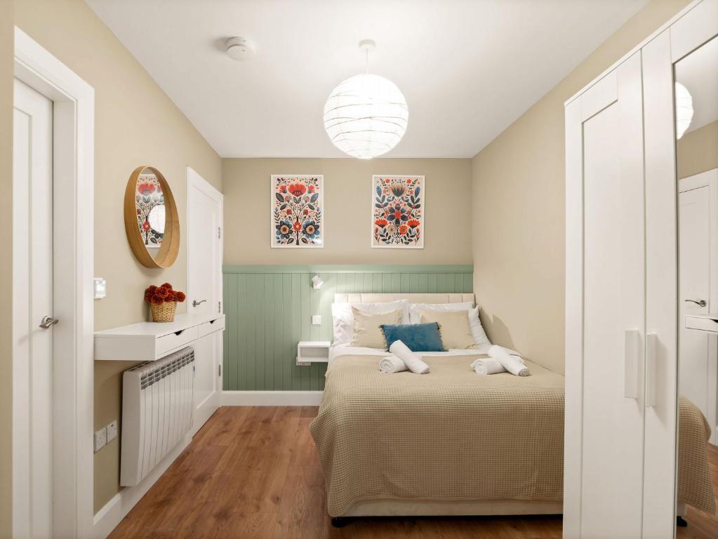 Postel nebo postele na pokoji v ubytování Apartment 297 - Clifden