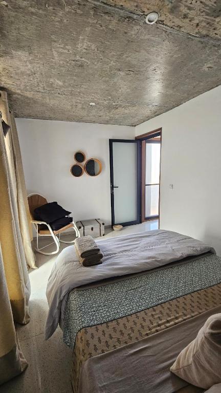 Postel nebo postele na pokoji v ubytování Serene Escape in Porto Madeira