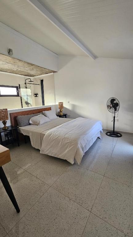 Postel nebo postele na pokoji v ubytování Serene Escape in Porto Madeira