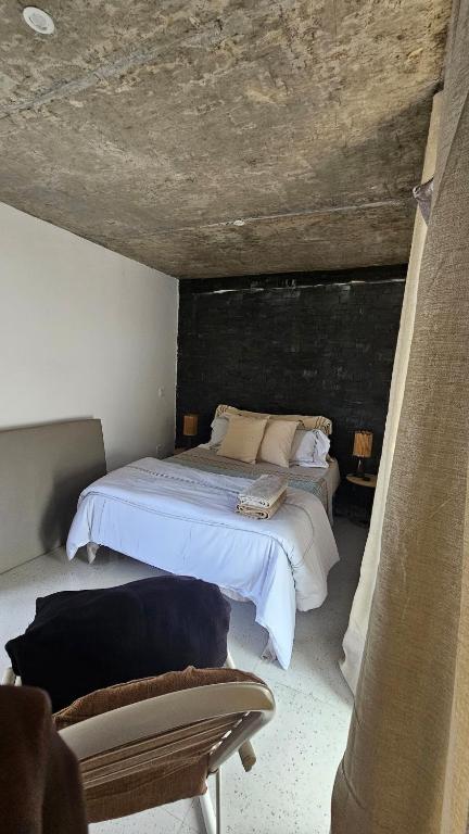 Postel nebo postele na pokoji v ubytování Serene Escape in Porto Madeira