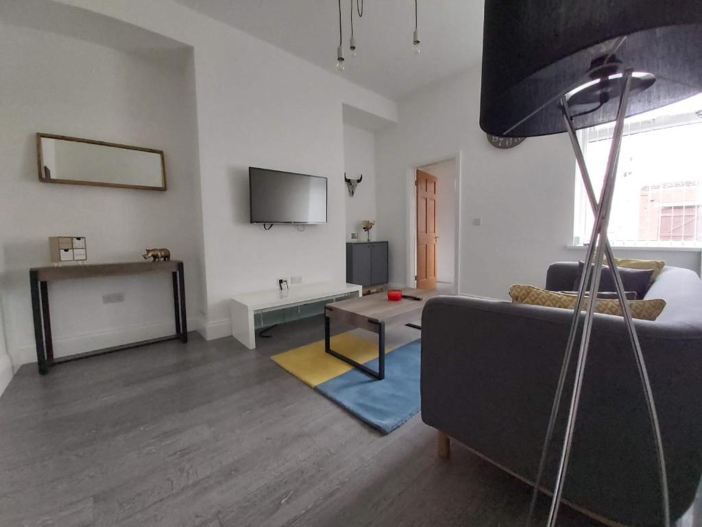 TV a/nebo společenská místnost v ubytování Dwell Living Sleeps 4 with free parking