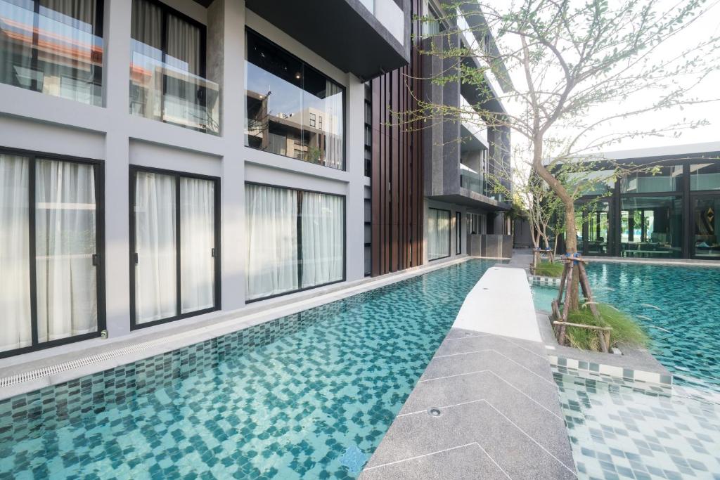 Bazén v ubytování Maya Phuket Airport Hotel-Naiyang Beach nebo v jeho okolí