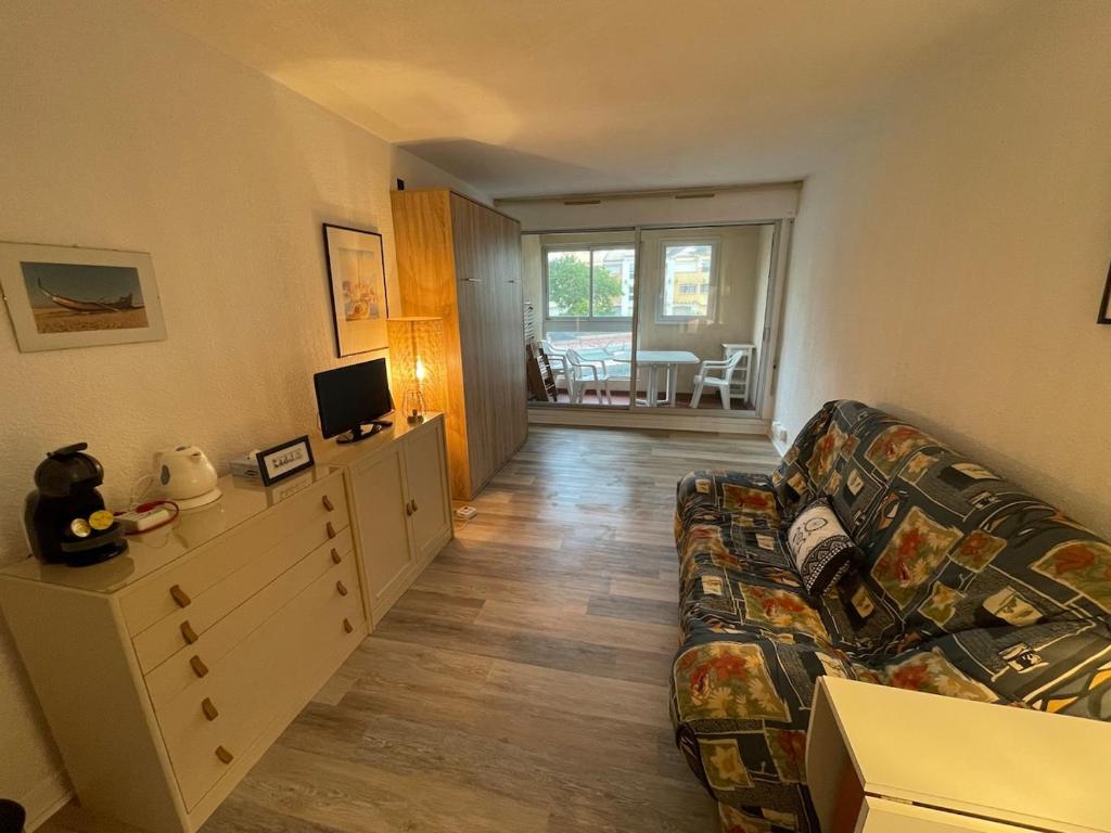 un salon avec un canapé et une table dans l'établissement L'escapade Marine, au Cap d'Agde