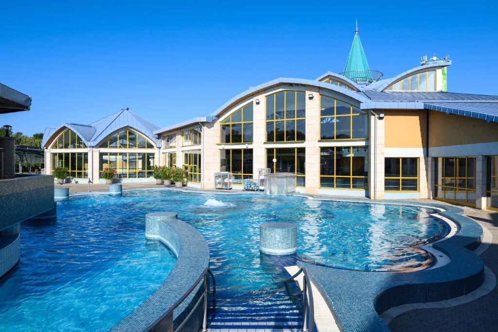 Bazén v ubytování Park Inn by Radisson Sarvar Resort & Spa - All Inclusive nebo v jeho okolí