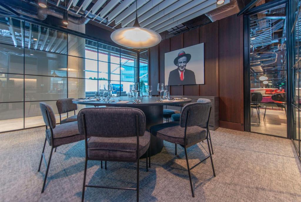Kuchyň nebo kuchyňský kout v ubytování Radisson RED Galway