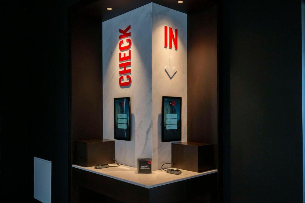 Radisson RED Galway - Resim 12