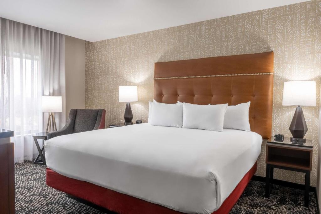 Postel nebo postele na pokoji v ubytování Drury Plaza Hotel College Station