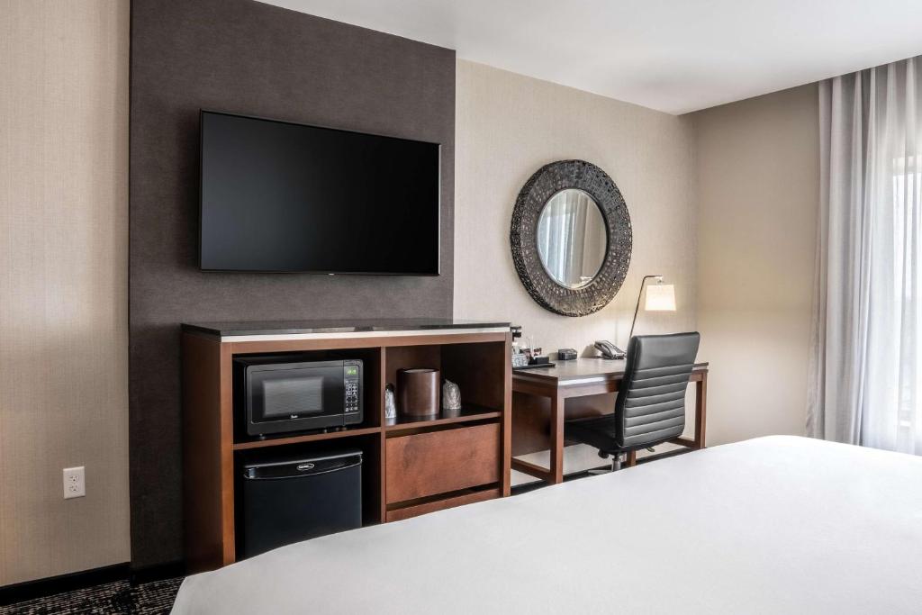 Postel nebo postele na pokoji v ubytování Drury Plaza Hotel College Station