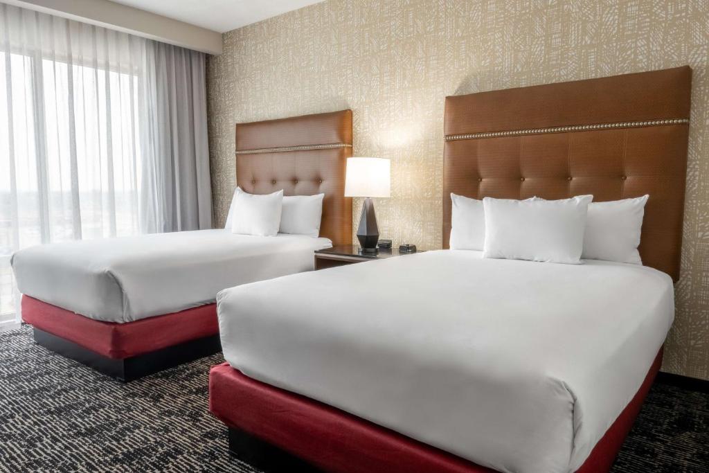 Postel nebo postele na pokoji v ubytování Drury Plaza Hotel College Station