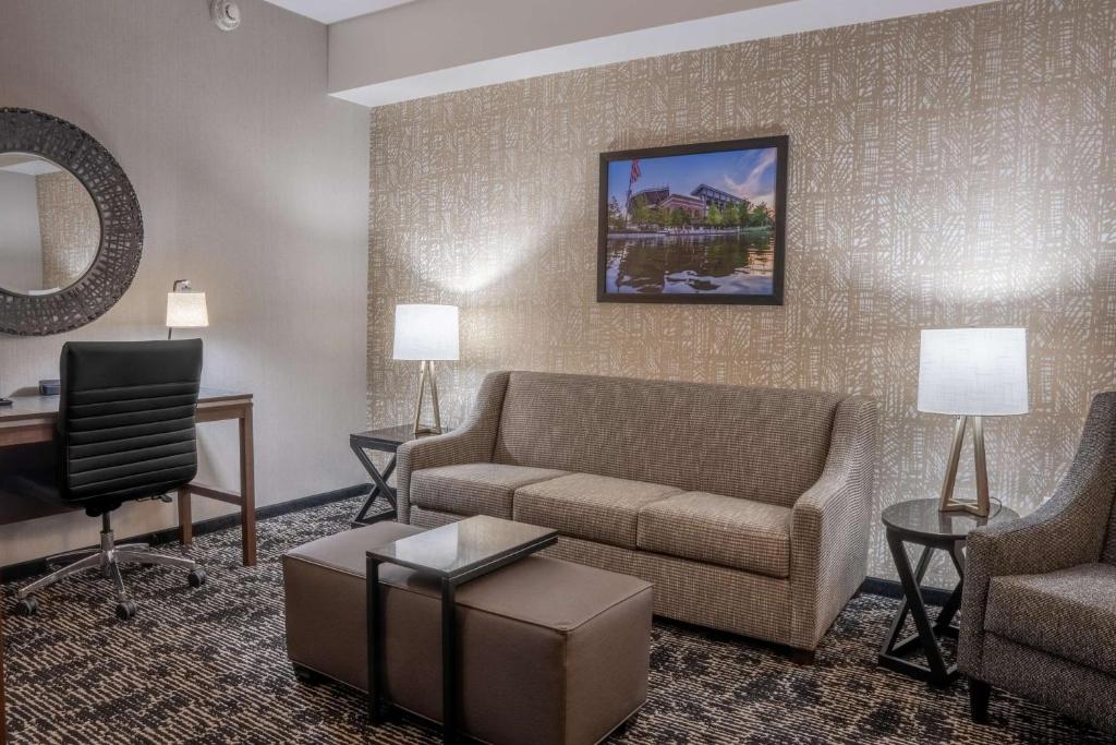 Posezení v ubytování Drury Plaza Hotel College Station