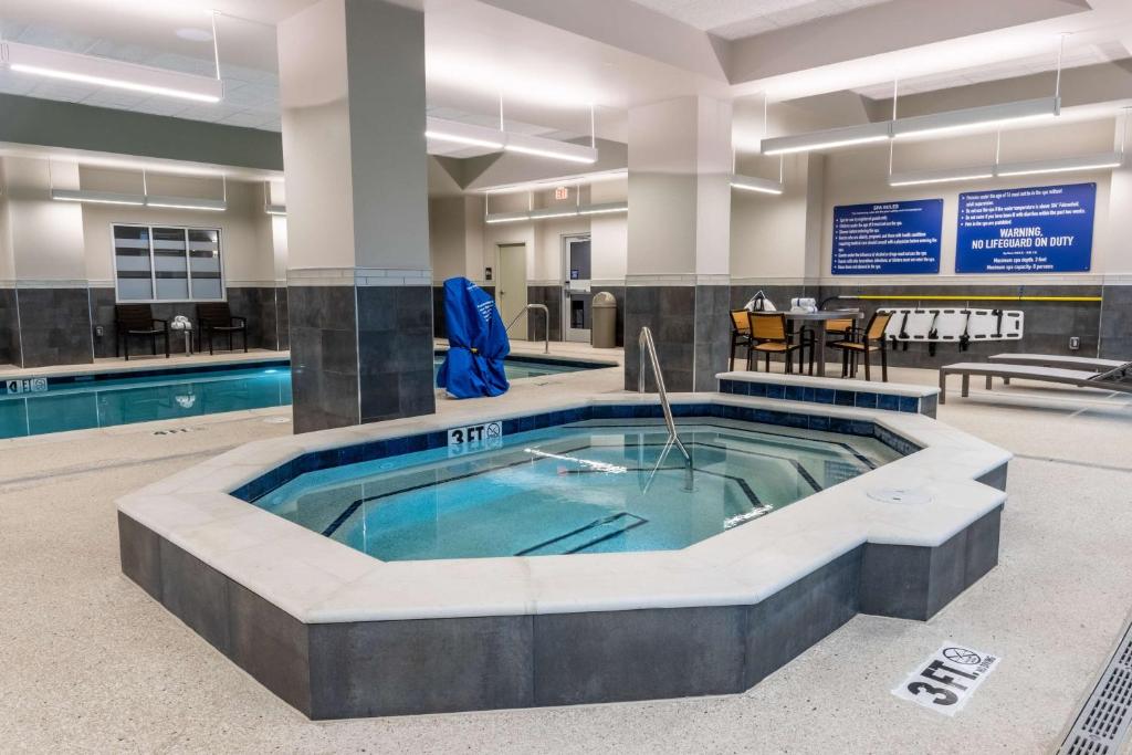 Bazén v ubytování Drury Plaza Hotel College Station nebo v jeho okolí