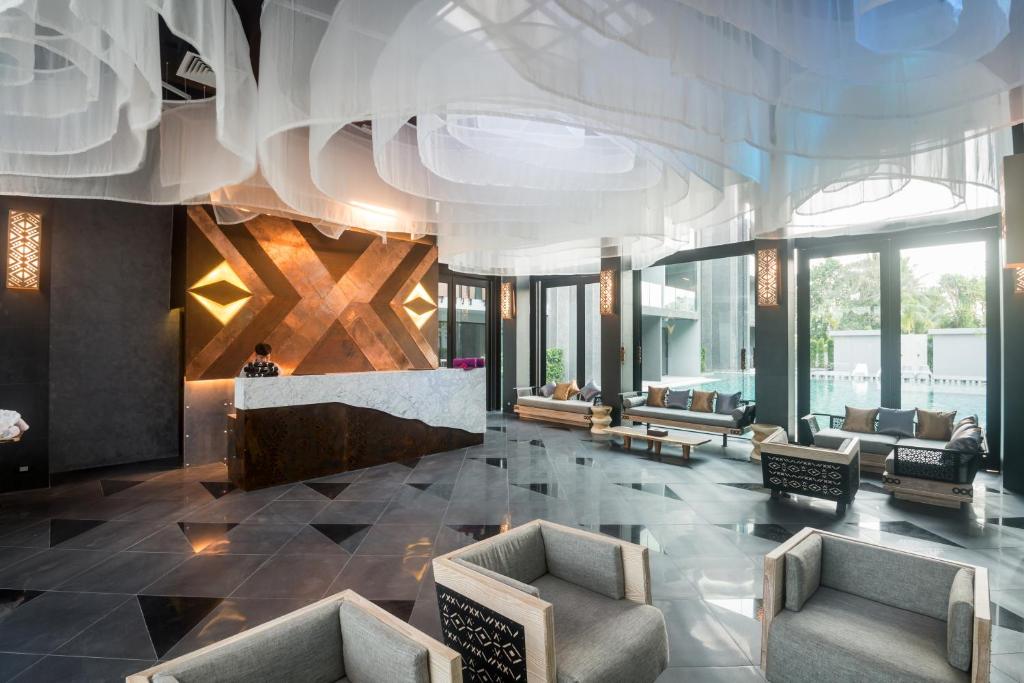 Posezení v ubytování Maya Phuket Airport Hotel-Naiyang Beach
