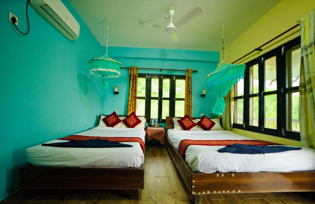 Postel nebo postele na pokoji v ubytování Chitwan Gaida Lodge