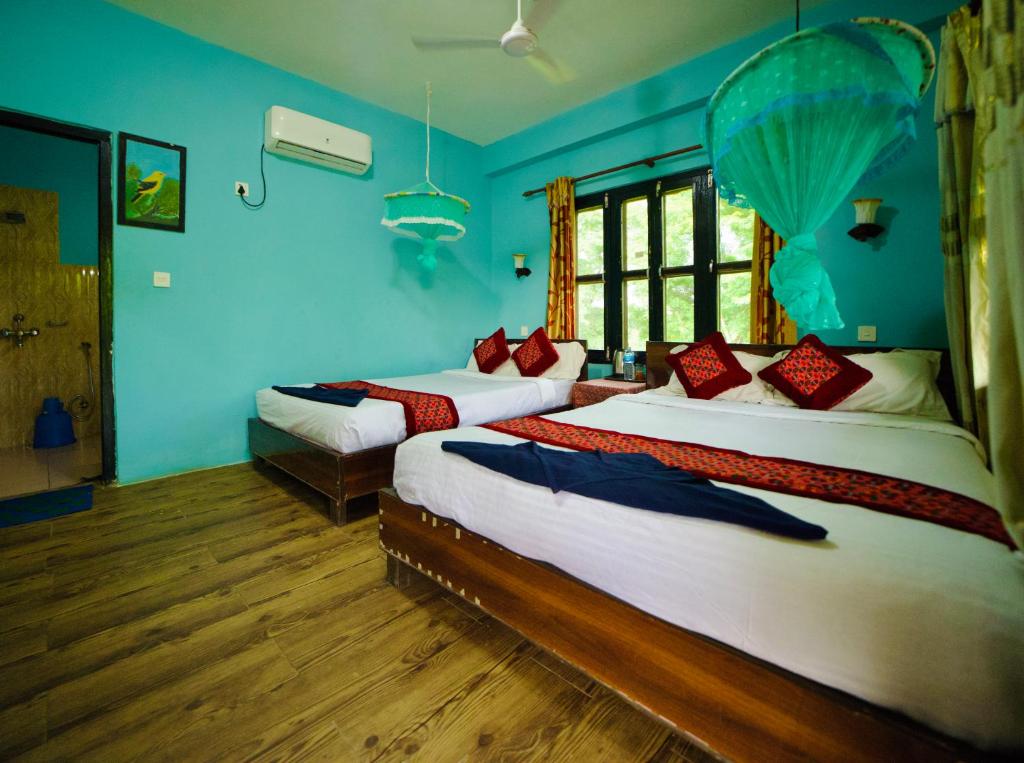 Postel nebo postele na pokoji v ubytování Chitwan Gaida Lodge
