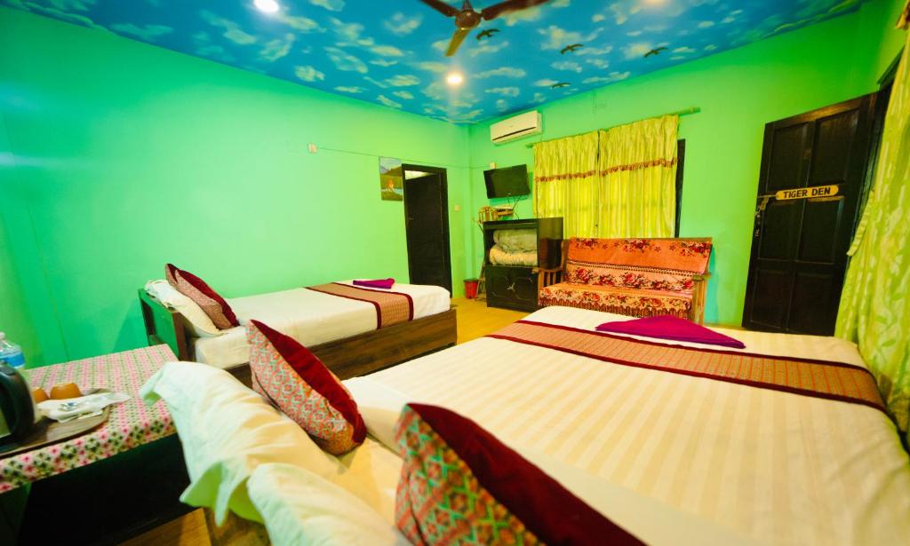 Postel nebo postele na pokoji v ubytování Chitwan Gaida Lodge