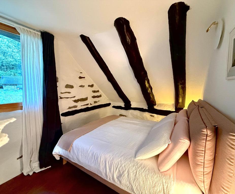 Postel nebo postele na pokoji v ubytování Verzasca Lodge Ofelia