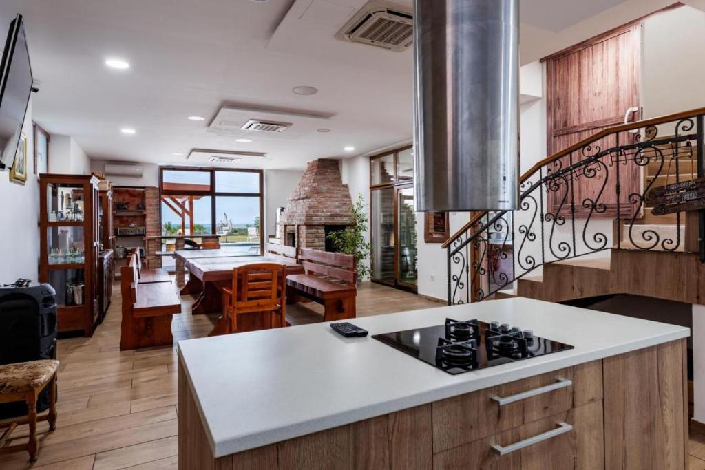 Kuhinja ili čajna kuhinja u objektu Villa Katarina Aljmaš