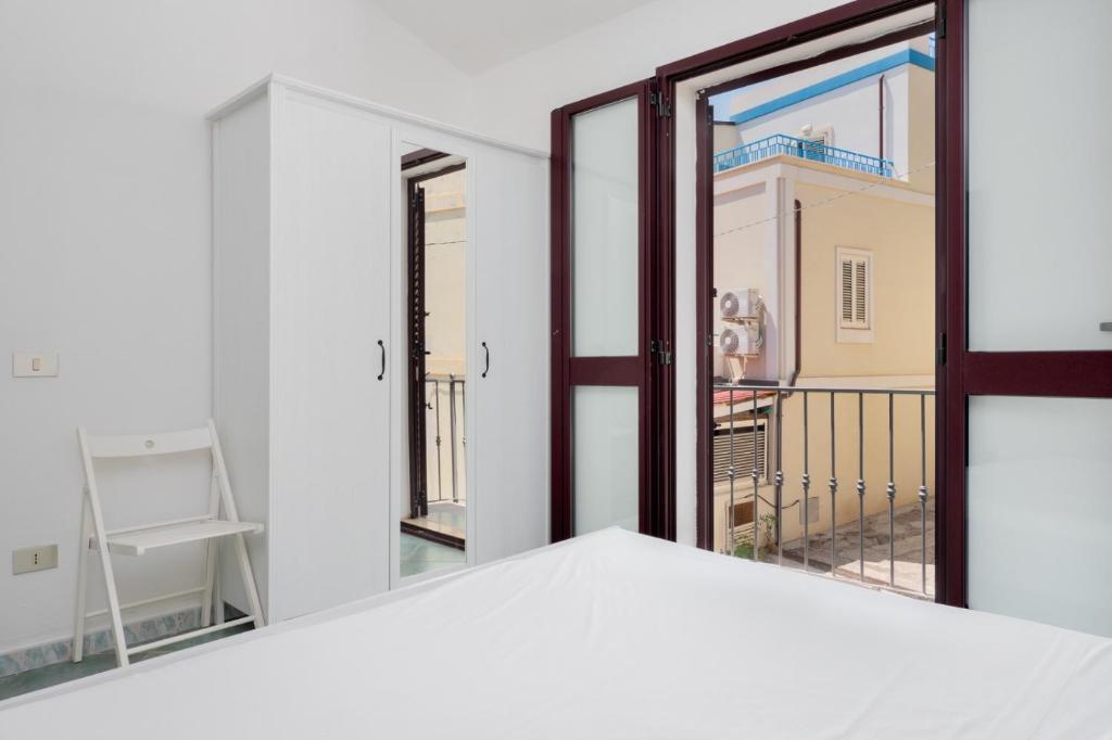Zimmer mit einem Fenster und Blick auf einen Balkon. in der Unterkunft Casa Del Marinaio in Cala Gonone