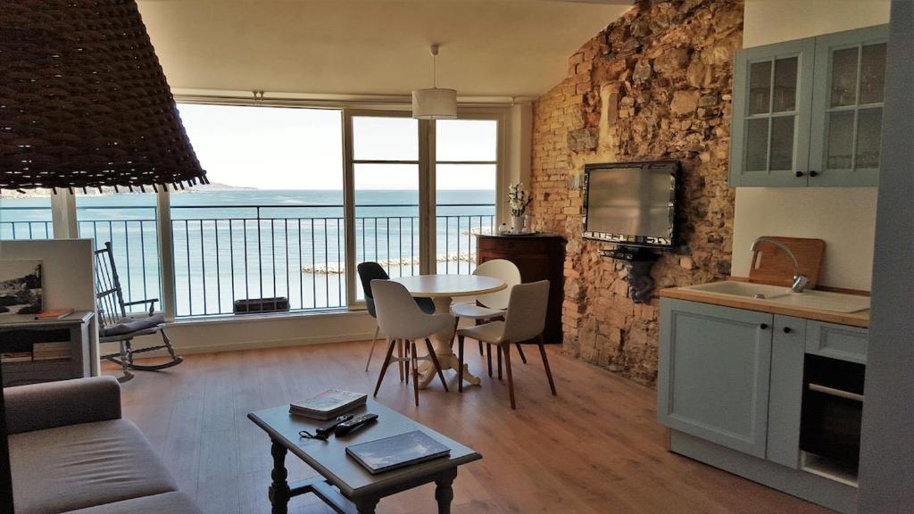 une cuisine et un salon avec vue sur l'océan dans l'établissement Bellavista Vieux Menton, à Menton