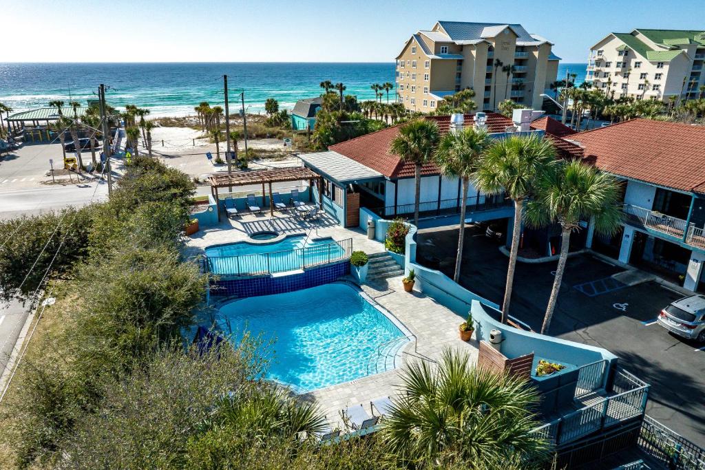 eine Luftaufnahme eines Resorts mit Swimmingpool und Meer in der Unterkunft Beachside Inn in Destin