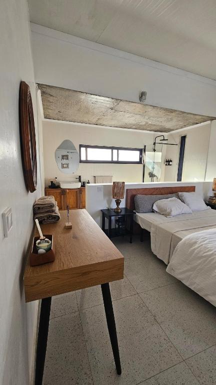 Postel nebo postele na pokoji v ubytování Serene Escape in Porto Madeira