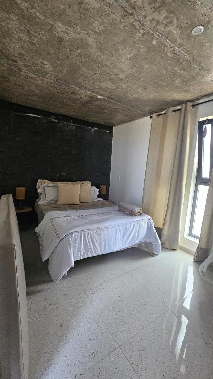 Postel nebo postele na pokoji v ubytování Serene Escape in Porto Madeira