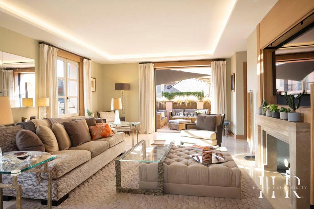 un salon avec un canapé et une cheminée dans l'établissement Superbe appartement de haut standing, à Saint-Tropez