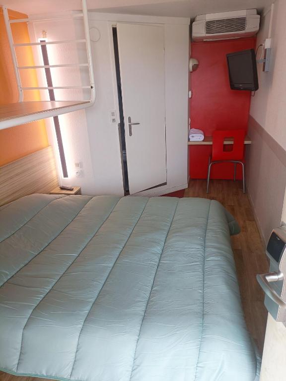 Postel nebo postele na pokoji v ubytování FASTHOTEL Reims Est - Taissy