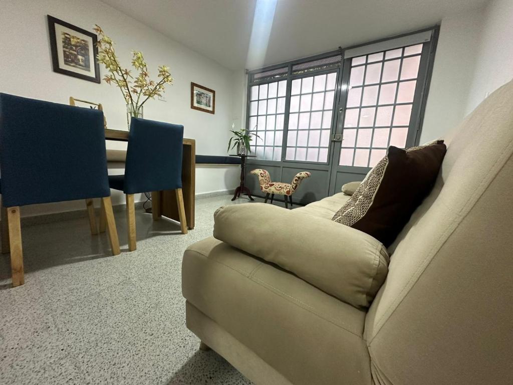 Posezení v ubytování loft cerca a laureles, WIFI, cerca metro y GUARDA EQUIPAJE GRATIS!!