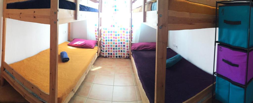 Poschodová posteľ alebo postele v izbe v ubytovaní Bhavana Surf House