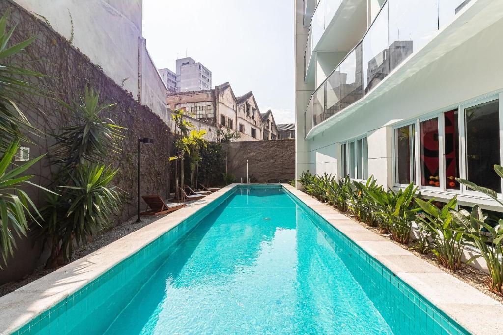 a swimming pool in the middle of a building at Studio - Setin Downtown Estação Luz - Sou House in São Paulo