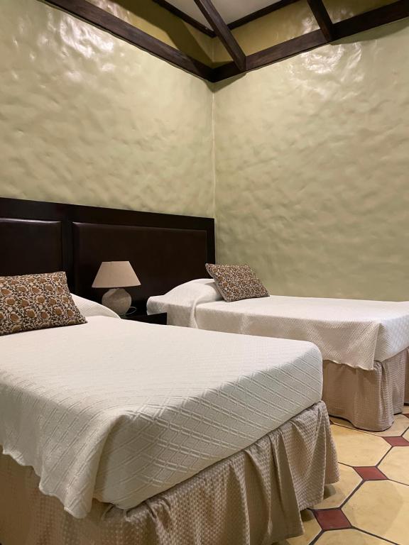 Hotel 1915 INN & SUITESにあるベッド