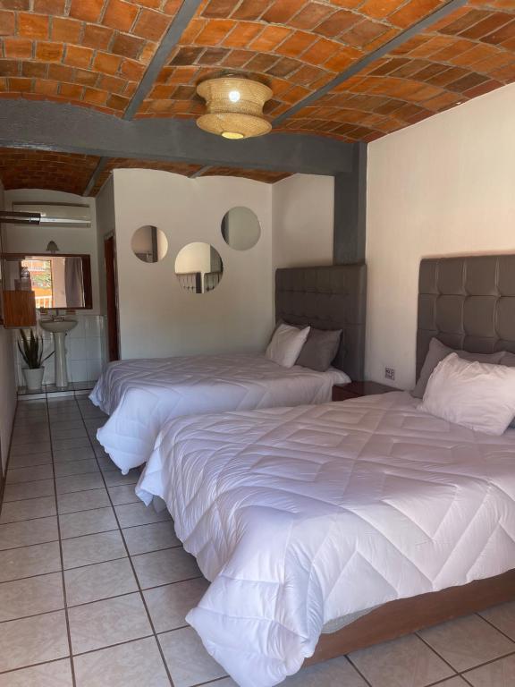 Postel nebo postele na pokoji v ubytování HOTEL CUATRO CAMINOS