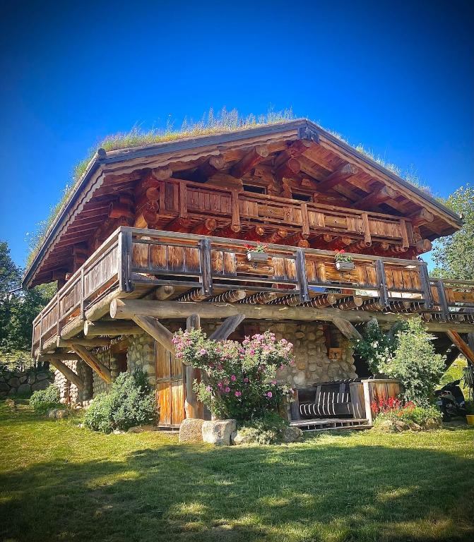 Cette cabane en rondins dispose d'un balcon. dans l'établissement Chalet de montagne 10 voyageurs prés de Font-Romeu 1600m, à La Cabanasse