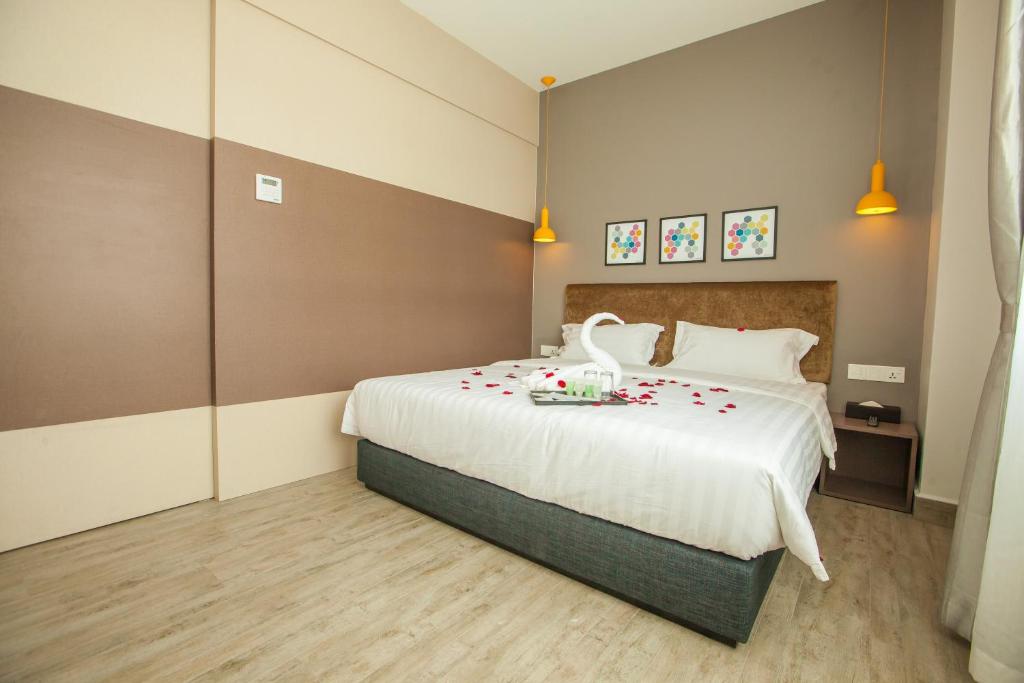 Postel nebo postele na pokoji v ubytování Bzz Hotel Skudai