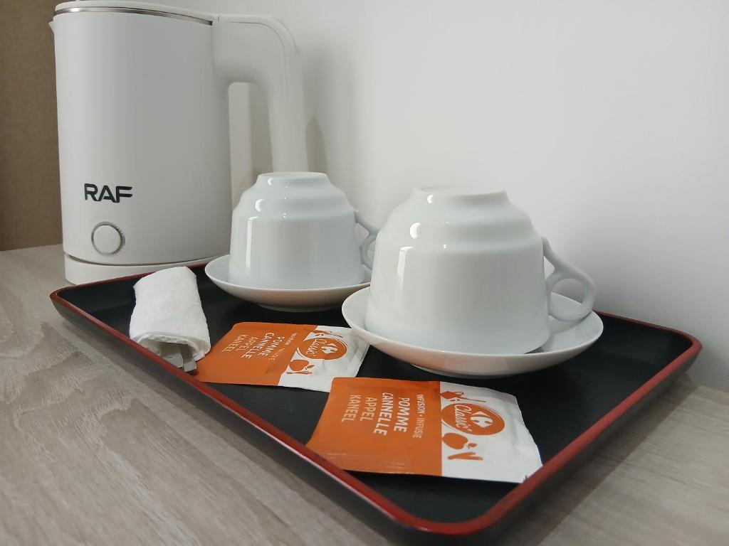 Příslušenství pro přípravu čaje a kávy v ubytování Charming House Tarrafal