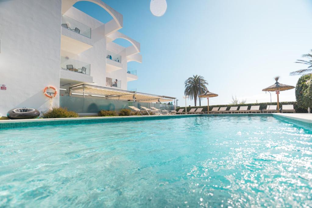 Bazén v ubytování Apartamentos Bellamar nebo v jeho okolí