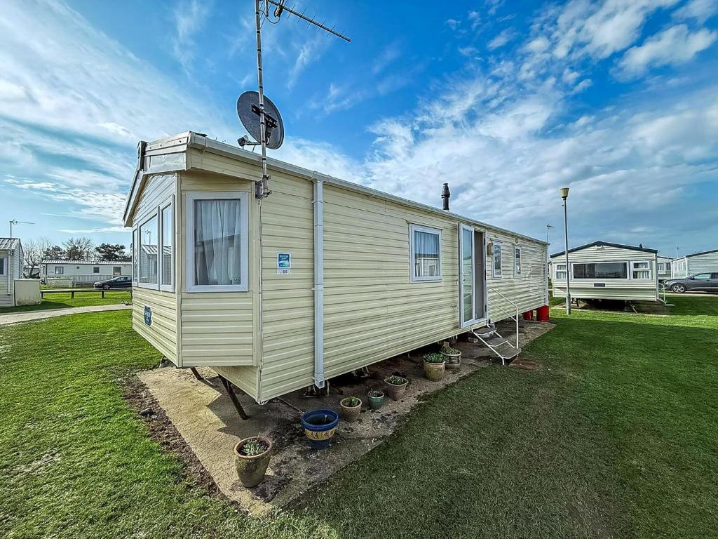 Φωτογραφία από το άλμπουμ του Lovely Caravan With Free Wifi Nearby Great Yarmouth Seaside Town Ref 20085Bs σε Hopton on Sea