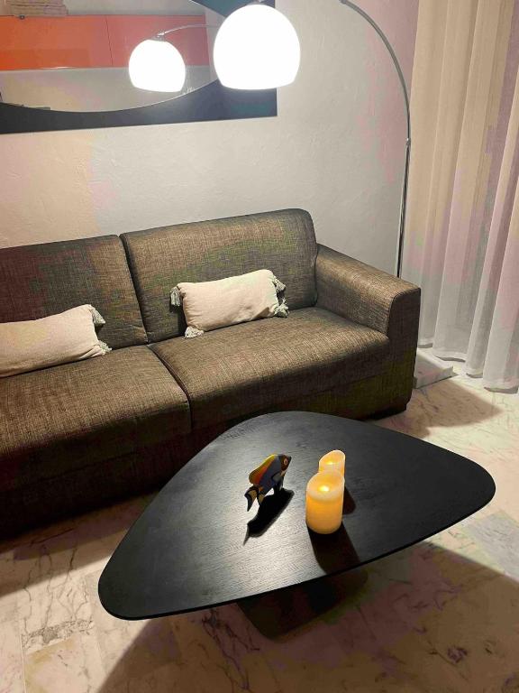 un salon avec un canapé et une table dans l'établissement Apartment Cannes Croisette near seaside, à Cannes