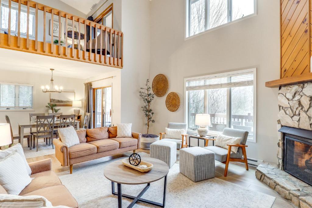 Χώρος καθιστικού στο Sugar Mtn Townhome with Hot Tub Sugarcane Chalet