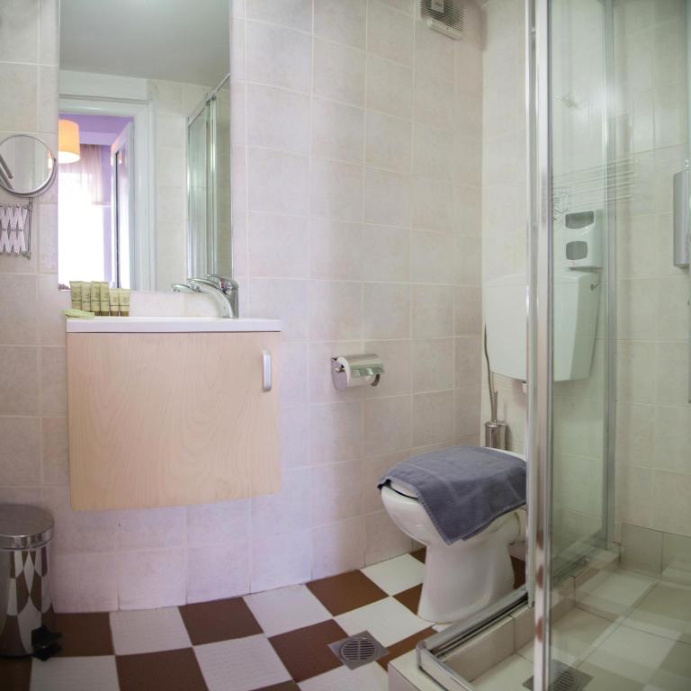 Koupelna v ubytování Kimon Hotel Athens