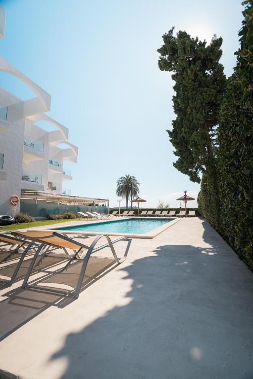 Bazén v ubytování Apartamentos Bellamar nebo v jeho okolí